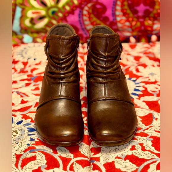 🌿NWOT Earth Origins Dark Brown Ankle Boots - Picture 2 of 8